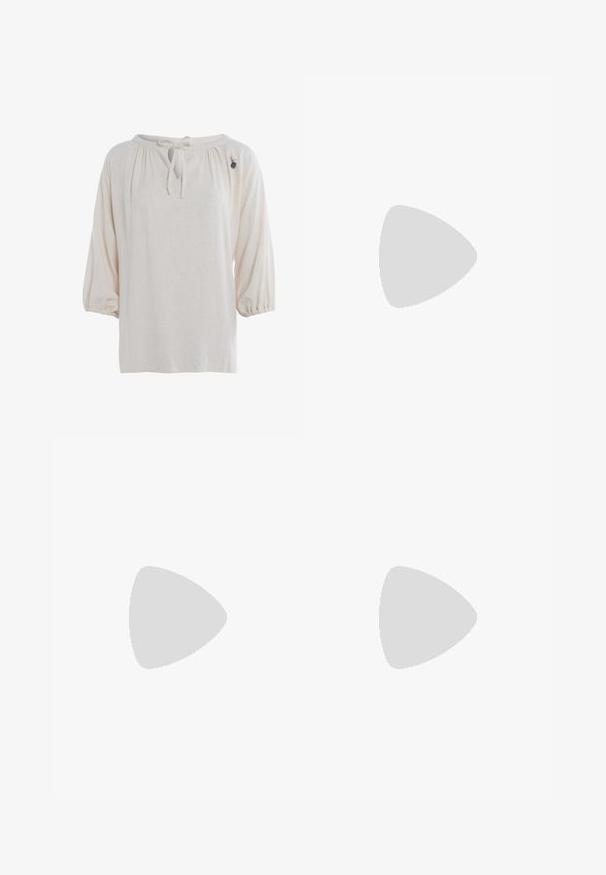 Licht beigekleurige blouse met een ronde halslijn, trekkoorddetail en driekwart pofmouwen. Gestructureerde stof met een kleine decoratieve accent.; Roze gestreepte shorts met een elastische tailleband, knoopsluiting en verticale marineblauwe strepen, met een klein logo detail aan de zoom.; Olijfgroene suède ballerina met een slank, rondneus en een lage profielontwerp. Gladde textuur zonder zichtbare hardware of accenten.; Canvas draagtas in lichtbeige met een groot, gedurfd zwart bloemenontwerp; beschikt over stevige handvatten en een gestructureerd stoffen oppervlak.