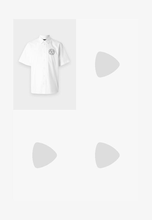 Camisa blanca de manga corta hecha de algodón, con un cuello abotonado y un logotipo negro circular en el área del pecho izquierdo.; Pantalones de chándal negros, hechos de una tela suave, con una cinturilla elástica y cordón, piernas ajustadas y puños elásticos en los tobillos.; Zapatillas de cuero negro con acentos blancos, detalles de logo redondo, puntera perforada y suela en contraste. Presentan cordones blancos y una marca.; Gafas de sol negras con un marco amplio y angular y lentes oscuros. Presentan laterales texturizados en negro y un acento de logo redondo en la patilla.