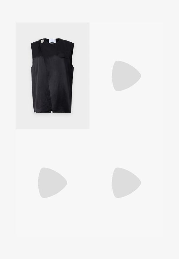 Sort ærmeløs top med et diagonalt design, enkelt brystlomme og overdimensioneret sølvknap detalje. Lavet af et glat stof.; Sorte plisserede bukser med bredt ben og elastisk talje. Stoffet har lodrette plisseringer og en glat tekstur.; Sorte hælede sandal med flettet remdesign, firkantet tå og justerbar ankelrem. Lys beige fodseng med en blank sort hæl.; Sort læderhåndtaske med en samlet topdesign, der har to korte håndtag og en lang justerbar rem. Glat overflade, rund form.