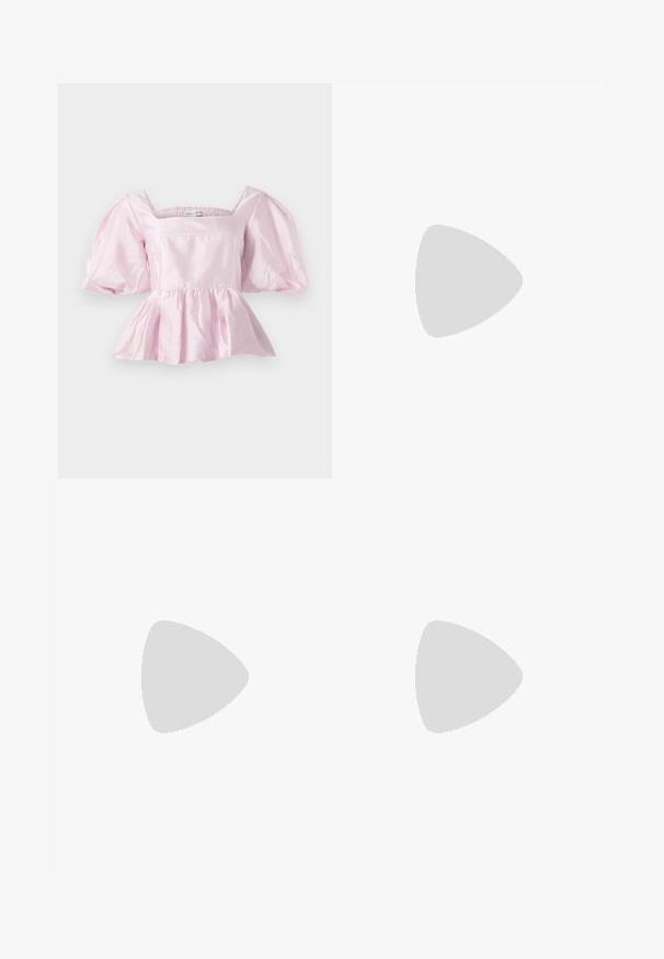 Top peplum rosa claro feito de tecido satin brilhante. Apresenta um decote quadrado e mangas bufantes com uma bainha elástica.; Calças flare de couro preto com uma textura suave, apresentando dois bolsos frontais com detalhes em preto e castanho perto da cintura.; Stuart Weitzman KITTY - Saltos clássicos - beige/barely beige; Bolsa tote em couro castanho com alças longas, bolso frontal com aba e fecho em forma de coração dourado gravado com "Love Moschino".