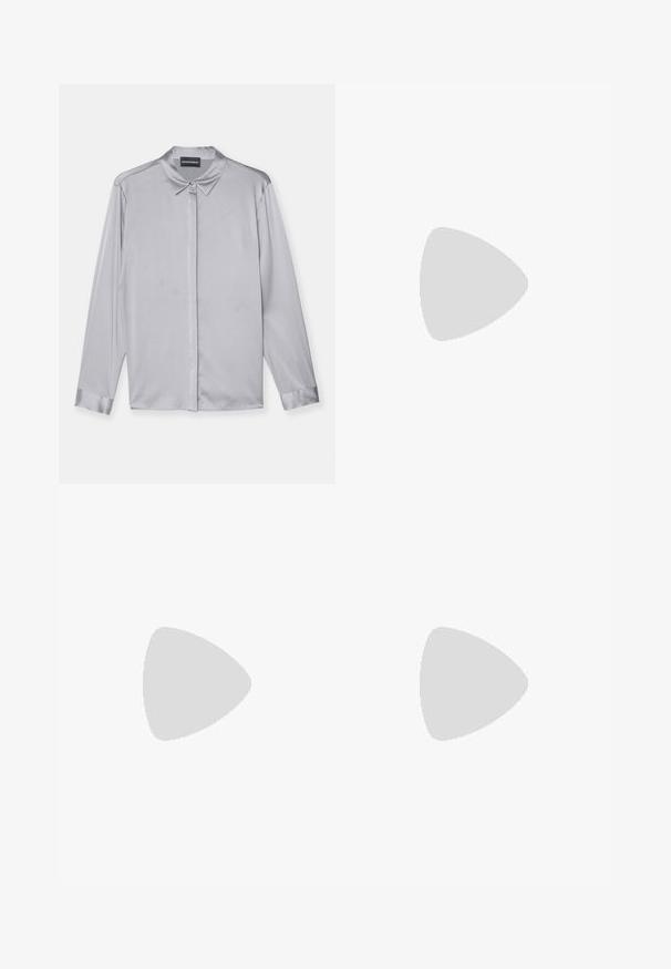 Emporio Armani Blúzka so zapínaním na gombíky - misty grey; Čierne oblekové nohavice z hladkej látky, s rovnými nohavicami a dvoma bočnými vreckami. Elegantná a minimalisticá konštrukcia.; Čierne kožené baleríny s okrúhlou špičkou, hladkým povrchom, minimálnym prešívaním a flexibilným dizajnom podrážky.; Zeleno-olivová kožená kabelka na ruku s kovovým akcentom v tvare krídla, obsahujúca reťazový popruh a zips, hladká textúra a obdĺžnikový tvar.