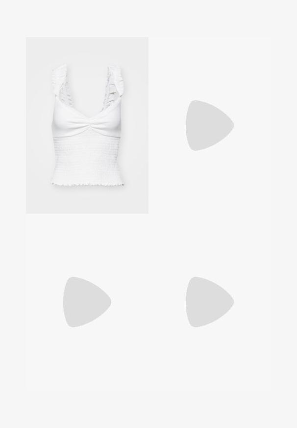 Vit ärmlös topp med volangärmar, smockad textur vid midjan och en knutdesign framtill, avslutad med en volangkant.; Vita vida byxor i vid passform gjorda av ett lättviktsmaterial. Har en elastisk midja med dragsko och sidofickor. Slät textur.; Ljusrosa mockaskor med vita ränder och snören, med en strukturerad tunga och en gummisula, placerade på en blå matta.; Svarta rektangulära solglasögon med solida gröna linser, med en glänsande yta och en gyllene logotypaccent på sidan.