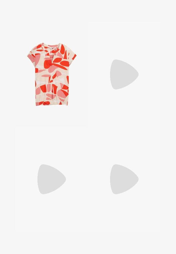 TOM TAILOR T-shirt imprimé - red dots and shapes design; Jupe plissée marine avec une large ceinture, fabriquée dans un tissu lisse. Présente des plis verticaux et arrive au niveau du mollet.; Sandale à talon haut en daim rose avec un talon bloc, bout ouvert et bride de cheville avec une détail de boucle en or. Bande avant plate.; Sac à épaule en faux cuir brun, de forme arrondie, avec des coutures minimales et un accent en matériel doré. Il possède une fermeture zippée sur le dessus et une sangle réglable.