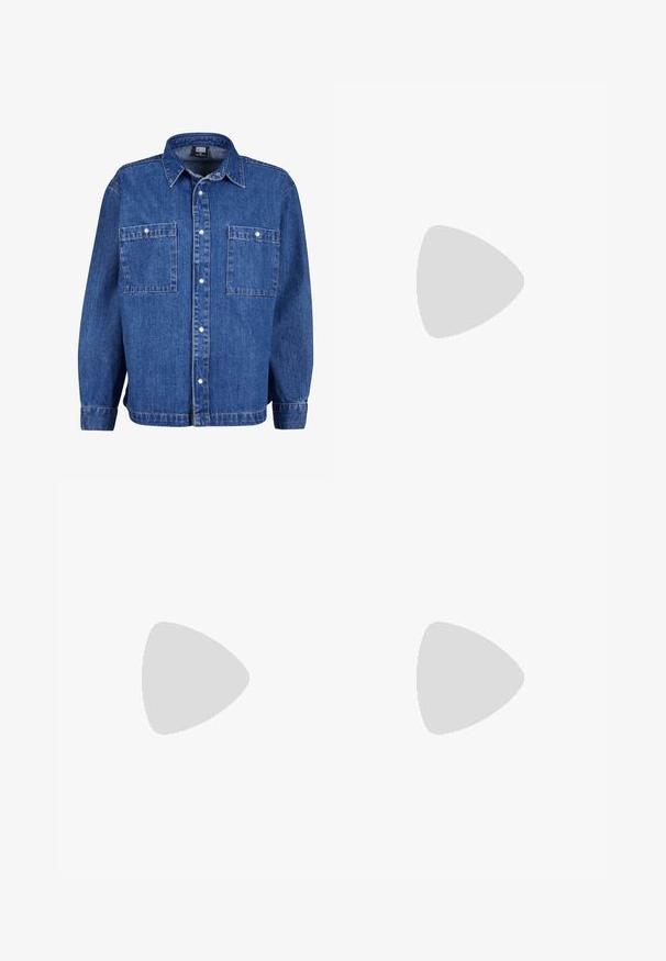 Giacca di denim di colore blu medio con maniche lunghe, chiusura con bottoni e due tasche sul petto. Presenta un colletto classico e una vestibilità rilassata.; Pantaloni della tuta grigi chiari con vita regolabile, gamba affusolata e un piccolo logo bianco sulla coscia sinistra. Realizzati in un morbido tessuto texture.; Scarpe da ginnastica grigio chiaro con tomaia in rete e sintetico, dotate di chiusura con lacci, collo imbottito e suola testurizzata per una migliore aderenza.; Orecchini a cerchio in argento con una superficie liscia e lucida e una forma circolare sottile. Il design presenta una chiusura sicura.