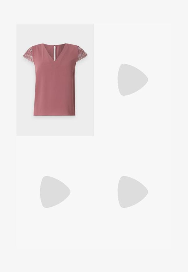 Rožinė palaidinė su V formos iškirpte ir trumpomis rankovėmis, dekoruota nėriniu. Lygi medžiaga su atviru užsegimu gale.; Šviesiai mėlynos, aukštu juosmeniu džinsai pagaminti iš džinsinio audinio. Turi plačias kojų kelnes, dvi suplėšytas kelio vietas ir klasikinį penkių kišenių dizainą.; Balti aukštakulniai drobės sportbačiai su juodu guminio pado, priekinio guminio piršto dangteliu ir šešiais akytėmis raištams, pasižymintys švariu, minimalistiniu dizainu.; Raudona odinė rankinė su kampuota, geometrine forma. Pasižymi viena reguliuojama dirželiu ir dangteliu su siuvinėtais dekoracijomis.