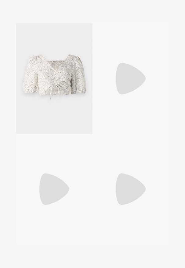 Vit kortärmad blus med blommönster i beige och blått. Har en smockad front och fyrkantig halsringning med snörningsdetaljer.; Vidbenade byxor i en ljus beige färg, gjorda av ett slätt tyg. Har en klassisk midja och flat front med rena linjer.; Tåspets slingback-häl i ett slätt, glansigt brunt material. Har en kurvad utskärning och en smal stilettklack. Silverdetalj med spänne.; Brun läder crossbody-väska med en böjd form, gyllene detaljer och en spänneaccent. Har en avtagbar axelrem.