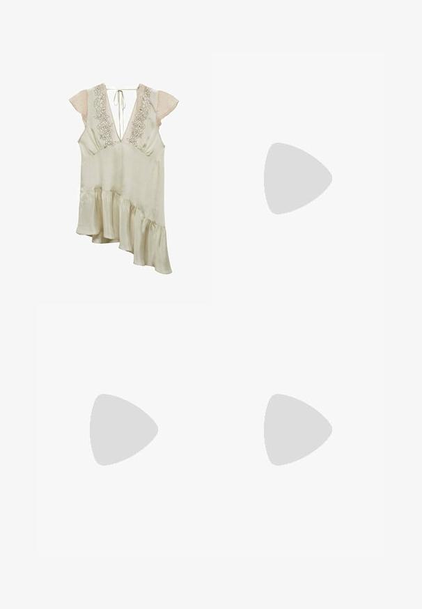 Vaaleanbeige paita, jossa on läpinäkyvät pilkkupaidat, V-päivä, kukka-ompelu vartalon kohdalla ja epäsymmetrinen röyhelöhelma.; Jaded London LIGHT WASH JUMBO JORTS - Farkkushortsit - light wash; Vaaleanpunaiset veistokselliset korkokengät, joissa on aaltoileva muotoilu ja paksu korko, valmistettu sileästä muovista, jossa on aukkoja varvasalueella.; Sininen farkkureppu, jossa on pehmustettu, pyöreä muoto ja kaareva kahva. Kankaan pinta on pehmeä, ja siinä on näkyvää ommeltavaa sekä sileä viimeistely.