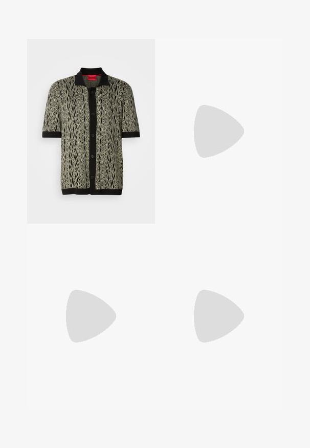 Kortärmad stickad skjorta i grönt och svart med ett djärvt, strukturerat orm-liknande mönster. Har en svart krage och knäppning fram.; Två t-shirts staplade: en vit och en svart. Kort ärm, rund halsringning, bomulls tyg. Har en liten blå logotyp vid halsringningen.; Svarta byxor med vikta detaljer, bred benform och en slät textur. Har en röd midjebandsetikett.; Svart lädersneaker med texturerad ovandel, vadderat krage och röd logotypdetalj. Utrustad med en tjock gummisula med distinkt mönster.