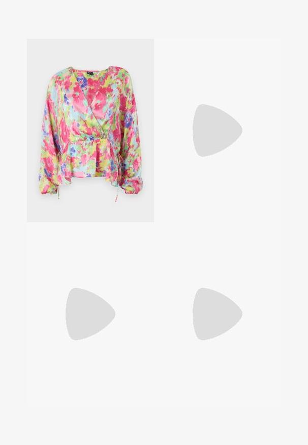 Blusa avvolgente floreale colorata in tessuto leggero e stropicciato. Presenta motivi rosa, gialli e blu con vita arricciata e maniche a palloncino.; Pantaloni neri a gamba larga realizzati in morbido velluto, dotati di una cintura elastica e una superficie liscia, senza dettagli o motivi visibili.; Décolleté in vernice nera con punta affusolata e tacco in geometria cubica. Presentano un design elegante e minimalista, con una texture liscia.; Borsa a tracolla nera in pelle con una forma curva, manico rimovibile e accessori dorati. La borsa presenta una patta con un dettaglio a fibbia.