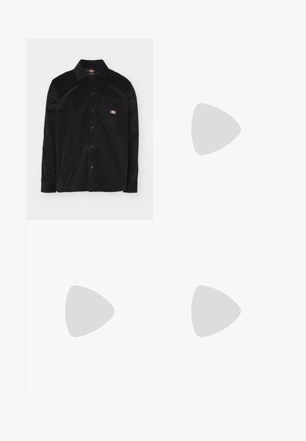 Musturite flanellsärk, millel on nööbid alla, pikad varrukad, eesmine tasku ja logopatch. Omab struktureeritud kangast mustrit.; Valge puuvillane t-särk lühikeste varrukatega, ümmargune kaelus, millel on väike kuldne logo vasakul rinnal. Pehme tekstuur ja regulaarne lõike.; Pruunid puuvillased utiliidipüksid sirge lõikega, millel on ees taskud ja metallist detailid täiendava vastupidavuse tagamiseks.; Mustad nahast kingad kullavärvi silmadega ja tekstuuriga pinnaga, millele on sobitatud sinised teksad. Kingadel on kihiline tall ning brändingudetail.