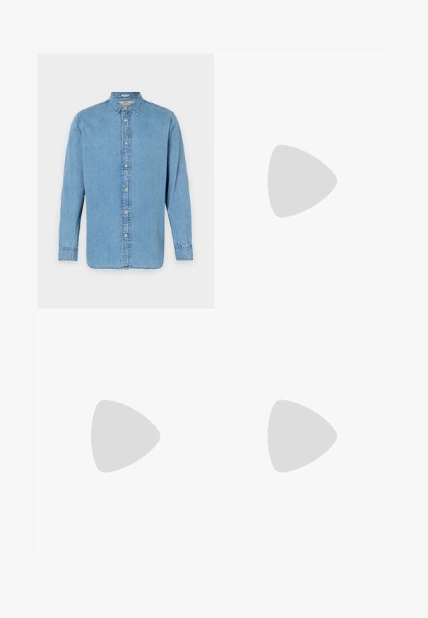 Chemise en denim bleu clair avec un boutonnage à l'avant, des manches longues, un col classique et un ourlet droit. Présente des boutons dorés et des coutures subtiles.; Chino en coton beige avec une coupe droite, dotés d'une fermeture à boutons à l'avant, de deux poches latérales et d'un tissu lisse légèrement texturé.; Chaussures slip-on en suède beige avec une texture lisse, bout rond et semelle en caoutchouc blanche. Présente des coutures simples le long de la partie supérieure.; Fanny pack noir en nylon durable, avec une forme courbée, des compartiments zippés et une sangle ajustable avec une boucle de sécurité.