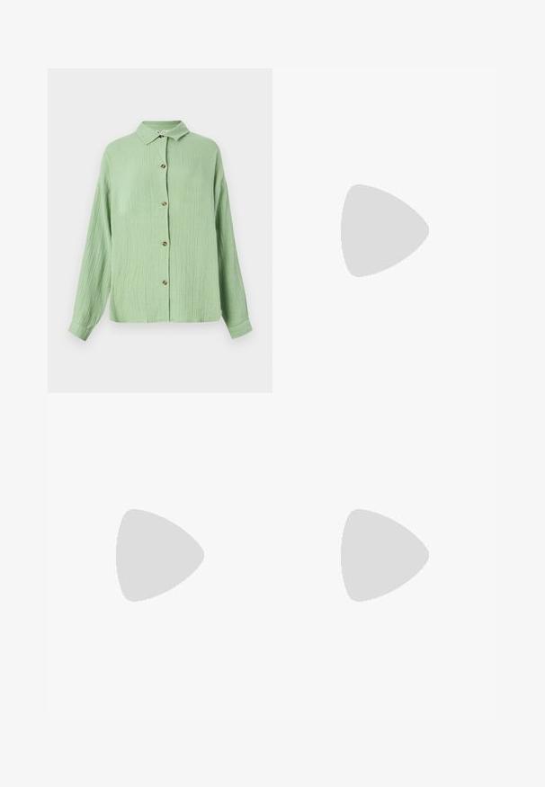 Světle zelená košile s límečkem a knoflíky, dlouhé rukávy a hnědé knoflíky vpředu. Casual střih a jemný povrch.; Široké kalhoty krémové barvy s elastickým pasem a šňůrkou. Hladká, lehká lněná tkanina, bez viditelných vzorů nebo kovových doplňků.; Béžové semišové tenisky s světle hnědými akcenty. Mají tři hnědé pruhy, texturovanou gumovou podrážku a zaoblený design špičky.; Beige kabelka vyrobená z měkkého materiálu, s volným designem, prošívanými detaily a dvěma ramenními popruhy. Vhodná pro každodenní použití.