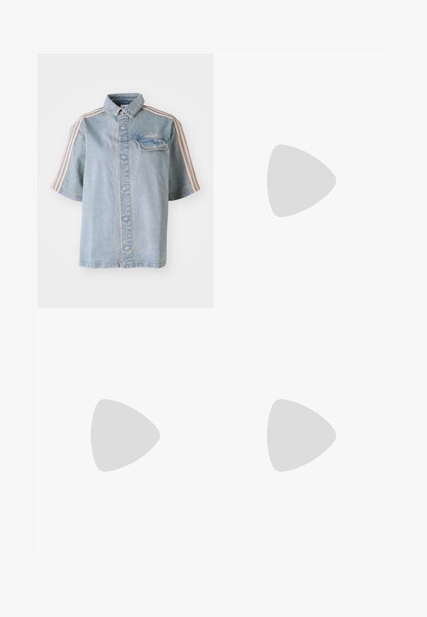 Denimskjorte med lomme foran, knappelukking og rosa striper langs skuldrene, vist mot en enkel hvit bakgrunn.; Lyserosa treningbukser med en avslappet passform, med blå sidestreker og snøring i livet. Laget av glatt, lett stoff.; Metallic sølv sneakers med hvite lisser og tre hvite striper, kombinert med svarte stripete bukser. Gummisåle akcentert nederst.; Pilotbriller med gradient blå linse, sølvfarget metallramme og dekorative stjerneaksenter på linsen. Glatt og stilren design.