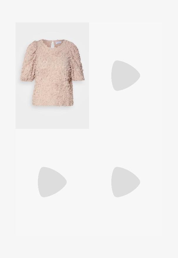 Blushfarbener Blumen-Spitzenoberteil mit kurzen Puffärmeln, einem runden Ausschnitt und einem Schlüsselverschluss im Rücken, versehen mit einem strukturierten, geschichteten Design.; Ein knielanger Rock aus einem leichten Stoff mit einem beige-, braun- und grünfarbigen abstrakten Muster. Verfügt über einen enganliegenden Taillenbund und ein fließendes Design.; Rosa Wildleder-Pumps mit Blockabsatz, offener Zehenpartie und Knöchelriemen mit goldfarbenem Schnallen-Detail. Flacher Vorderriemen.; Braune Kunstleder-Schultertasche mit geschwungener Form, minimaler Naht und goldfarbener Hardware-Akzent. Verfügt über einen oberen Reißverschluss und einen verstellbaren Trageriemen.