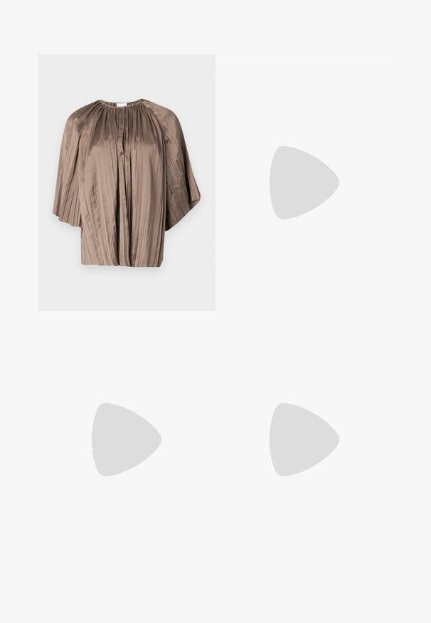 Braune, plissierte Bluse mit rundem Ausschnitt, Fledermausärmeln und einer Knopfleiste auf der Vorderseite. Aus glattem, fließendem Stoff gefertigt.; Schwarze weite Hosen mit hoher Taille, Knopfdetails am Bund und vorderen Falten.; Schwarze Lederstiefelette mit quadrater Zehenform, seitlichem Reißverschluss und Blockabsatz vor einem schlichten hellen Hintergrund.; Schwarze Leder-Crossbody-Tasche mit glatter Textur, rechteckiger Form und metallic-kettendetail auf der Vorderseite. Verstellbarer Gurt inklusive.