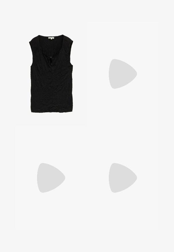 Schwarzes, ärmelloses Oberteil aus strukturiertem, zerknittertem Stoff. Verfügt über einen runden Ausschnitt und ein kleines Knopfdetail an der Vorderseite.; Beige Cargo-Hosen mit weitem Bein, elastischem Bund, Kordelzugverschluss und zwei seitlichen Taschen. Glattes, leichtes Material.; Silberne High-Heel-Sandale mit mehreren Riemen, verziert mit Strasssteinen, offener Zehenpartie und einem Knöchelverschluss. Glatte, metallische Oberfläche.; Schwarze Leder-Umhängetasche mit glatter Textur, leicht gebogener Form und einer goldenen Reißverschluss-Akzent. Verfügt über einen breiten Tragegurt für einfachen Transport.