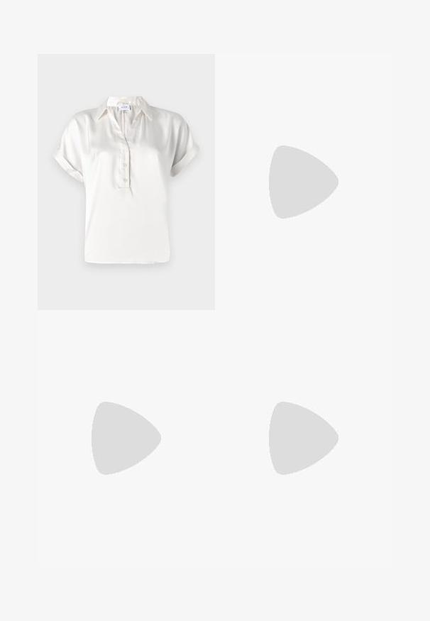 Polo a maniche corte bianco in satin con patta con bottoni, colletto standard e maniche arrotolate, caratterizzato da una texture morbida e linee pulite.; Jeans a gamba larga di colore azzurro chiaro con pannelli in blu scuro a contrasto, orli sfilacciati e vita standard con chiusura a bottone metallico.; Décolleté in vernice nera con punta affusolata e tacco in geometria cubica. Presentano un design elegante e minimalista, con una texture liscia.; Borsa tote in pelle nera con texture liscia, forma rettangolare e due manici lunghi. Nessun hardware o decorazione visibile.