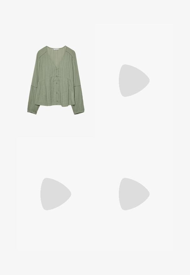Stradivarius FLOWING WITH TRIMS  - Bluse - khaki; Stradivarius Jeans Straight Leg - light blue denim; Grüne Wildledersandale mit einem Zehensteg-Design, verstellbarem Knöchelriemen und einerInnensohle aus braunem Leder. Flache Sohle für Komfort und einfache Handhabung.; Beige Leder Crossbody-Tasche mit einer Schleifendetail, goldenen Beschlägen und einem verstellbaren Tragegurt, getragen über einer grünen Steppjacke.