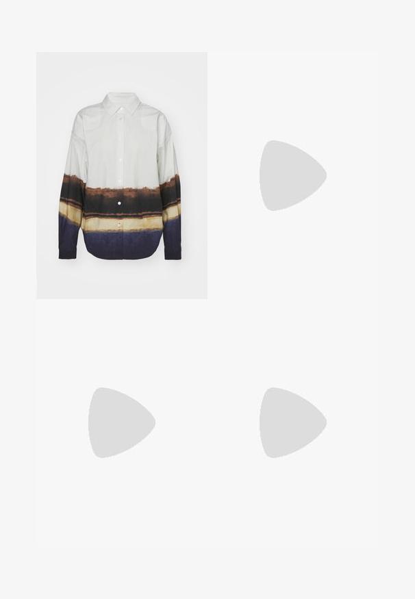 Camisa de botones en gris claro con bloque de color en tonos marrón, amarillo y azul. Presenta un cuello clásico y mangas largas.; Pantalones de pierna ancha negros, hechos de una tela suave, con una cintura alta, passadores para cinturón y dos bolsillos frontales. El diseño plisado añade textura.; Mocasines de cuero beige claro con un frente cosido y un tacón de plataforma negro texturizado. Presenta un diseño curvado y una ligera elevación.; Aros de plata en forma de aro con un acabado liso y brillante. Diseño redondeado y ligero, con cierre de tipo post-back.