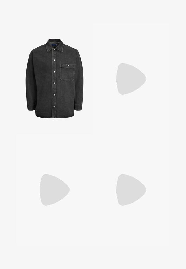 Sort denim skjorte med lange ærmer, spredt krave, knapfront og en brystlomme. Har sølv snapknapper og en afslappet pasform.; Urban Classics BASIC TEE - T-shirts basic - white; Khaki cargo bukser med elastisk linning og snor, med sidelommer og manchetter ved anklerne. Fremstillet af et tekstureret, let materiale.; Hvide lædersneakers med perforeringer, rund tå, flad sål og tykke snørebånd, med et synligt swoosh-logo og "AIR" på hælen.