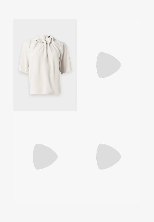 Blusa leggera beige chiara a maniche corte con scollatura arricciata, caratterizzata da bottoni decorativi e una cerniera sul retro nascosta. Tessuto dalla texture liscia.; Gonna plissettata color khaki con vita alta, realizzata in cotone. Presenta un design fluido e orlo rifinito con dettagli di cucitura sottili.; Scarpe nere in pelle con tacco alto, punta affilata e design aperto, caratterizzate da un accento decorativo in argento. Texture liscia con finitura lucida.; Borsa in pelle stampata a coccodrillo marrone con forma cilindrica, accessori in tonalità oro e una tracolla staccabile con borchie.
