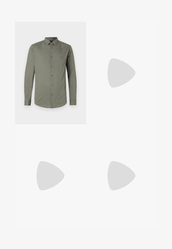 Emporio Armani Camisa - mulled basil; Calças pretas de cintura alta, com corte amplo, feitas de um tecido suave. Apresentam pregas frontais e passadores para cinto. Design minimalista, sem hardware visível.; Sapatilha de couro preto com perfil baixo, bico arredondado e fecho de atacadores; apresenta uma sola de borracha texturizada e detalhe do logotipo no calcanhar.; Clutch preta em pele com superfície texturizada, bolso frontal com fecho e strap de pulso destacável. Apresenta um logotipo na parte frontal. Forma retangular.