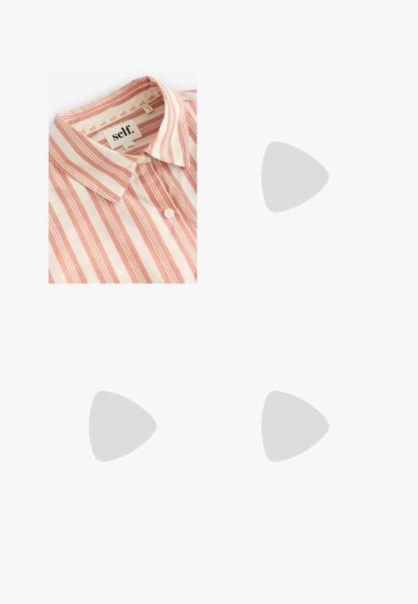 Self. Skjortebluser - rust brown stripe; Lyseblå denimbukser med lige ben, fem-pockets stil og synlige syninger. Stofmaterialet har en blød, let falmet tekstur.; Sorte flip-flop med et minimalistisk design, flad sål, smalle stropper og en glat tekstur. Ingen yderligere mønstre eller accenter.; Brun læder tote bag med et blødt, buet design, der har en plisseret tekstur og to robuste håndtag. Minimalistisk syningsdetaljer.