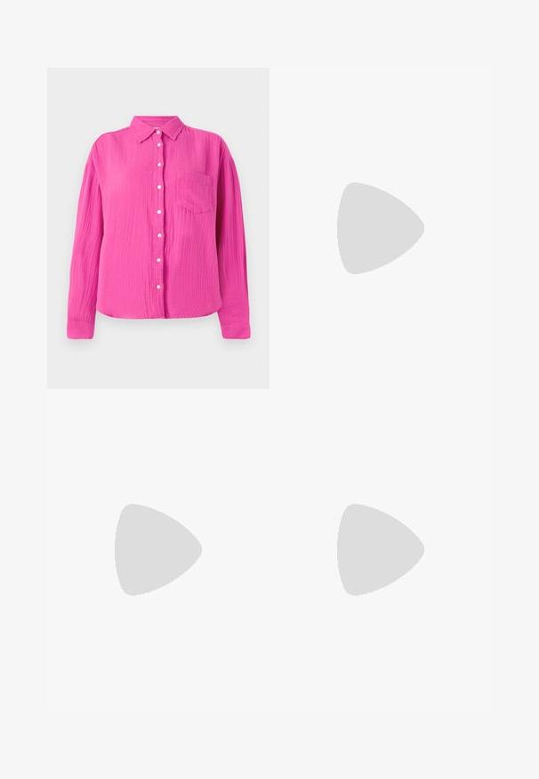 Camisa rosa, texturada, com abertura frontal em botões, colarinho e um único bolso no peito. Mangas longas com punhos em botões, ajuste casual.; Calças largas cor-de-rosa feitas de tecido suave, com uma cintura elástica e bolsos laterais. Apresenta um corte reto e fluido.; Sandálias brancas de salto alto com um salto robusto, apresentando um design com tiras e amarração no tornozelo. Textura suave com uma plataforma na frente para altura adicional.; Mala sintética branca com formato triangular, aba frontal plana e detalhe de laço, alça ajustável, textura suave e design minimalista.