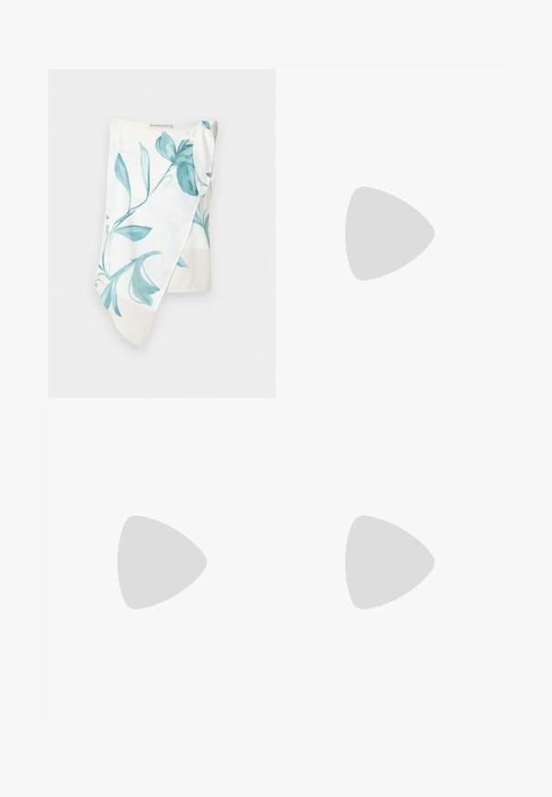 O țesătură ușoară cu un design floral teal pe un fundal alb. Are un detaliu cu nod la o umăr și o textură netedă.; Jeans din denim de culoare albastră deschisă, cu croială largă și talie înaltă, prevăzuți cu două buzunare frontale și cusături vizibile. Au închidere cu nasture și fermoar.; Vagabond JOLIN - Balerini - black; Geantă de piele neagră cu o formă unică de evantai, având mânere plate. Suprafața are o textură cu mici granule și un design minimalist.