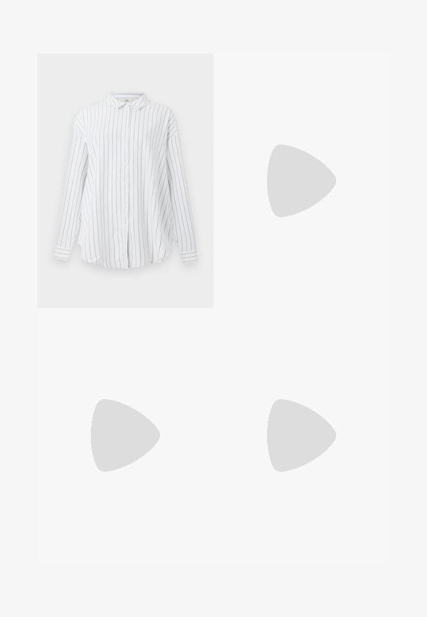 Bela dolga srajca z gumbi in črnimi vertikalnimi črtami ter klasičnim ovratnikom, prikazana na enobarvni podlagi.; Temno sivi formalni hlače s ravnimi nogami, z zankami za pas in sprednjimi pregibi, prikazane na beli podlagi.; Sive češnje z mrežastim in usnjenim materialom, ki imajo belo logotip, oblazinjen ovratnik in teksturiran gumijast podplat. Akcenti v temnejši sivi barvi.; Rjava torba z ukrivljeno obliko, opremljena z velikim izrezanim ročajem, okrašenim s srebrnimi zakovkami ob robu. Narejena iz mehkega blaga.