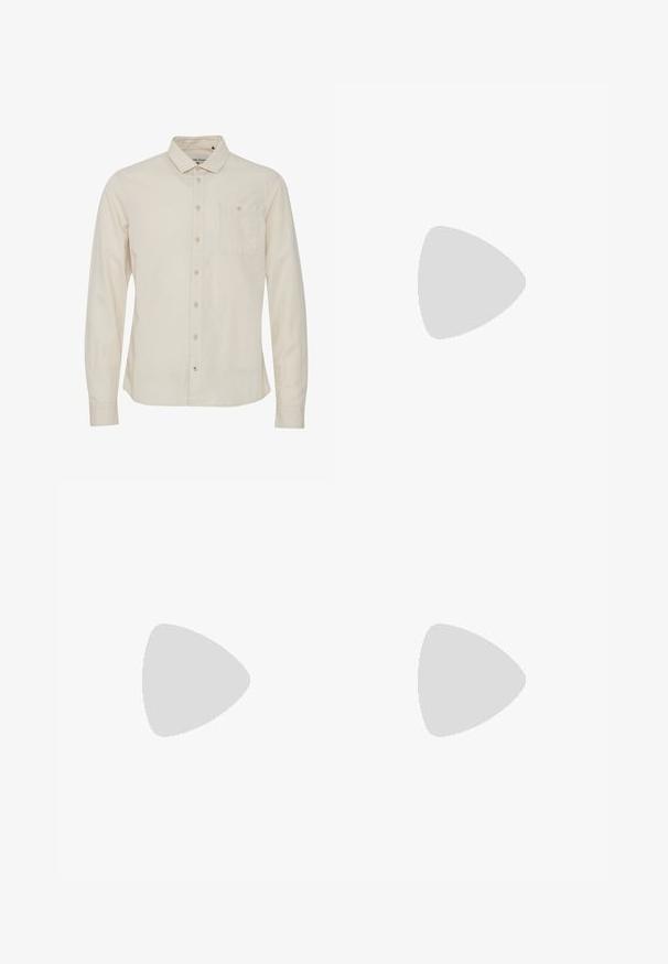 Camicia beige chiaro a maniche lunghe con colletto a patta, taschino sul petto e una leggera texture. Presenta una chiusura frontale con bottoni.; Maglietta bianca in cotone con maniche corte, scollatura rotonda, vestibilità comoda e senza loghi o motivi visibili. Texture liscia e design minimale.; Pantaloni jogger neri realizzati in tessuto morbido, dotati di una vita elastica con coulisse, polsini a costine e un piccolo logo sulla coscia sinistra.; Sneaker grigia e bianca con tomaia in suede e pelle, punta arrotondata, lacci piatti e soletta in gomma con un accento color caramello.