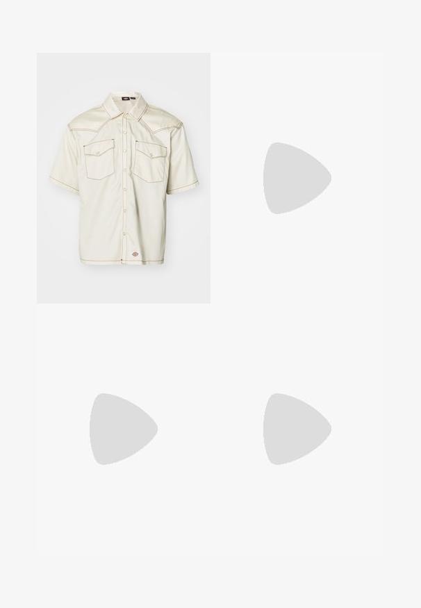 Camicia a maniche corte con bottoni in tessuto beige, dotata di due tasche a patta, cuciture marroni a contrasto e orlo arrotondato.; Pantaloni della tuta neri realizzati in materiale morbido, con una vita elastica dotata di cordoncino regolabile e polsini affusolati alle caviglie.; Scarpe da ginnastica bianche con sovrapposizioni testurizzate, suola spessa e accenti grigi. Indossate con calze corte bianche e pantaloni corti verdi su una superficie blu.; Marsupio nero in tessuto con chiusura a zip, caratterizzato da un piccolo logo del marchio sul davanti. Design compatto e arrotondato con cinture regolabili.