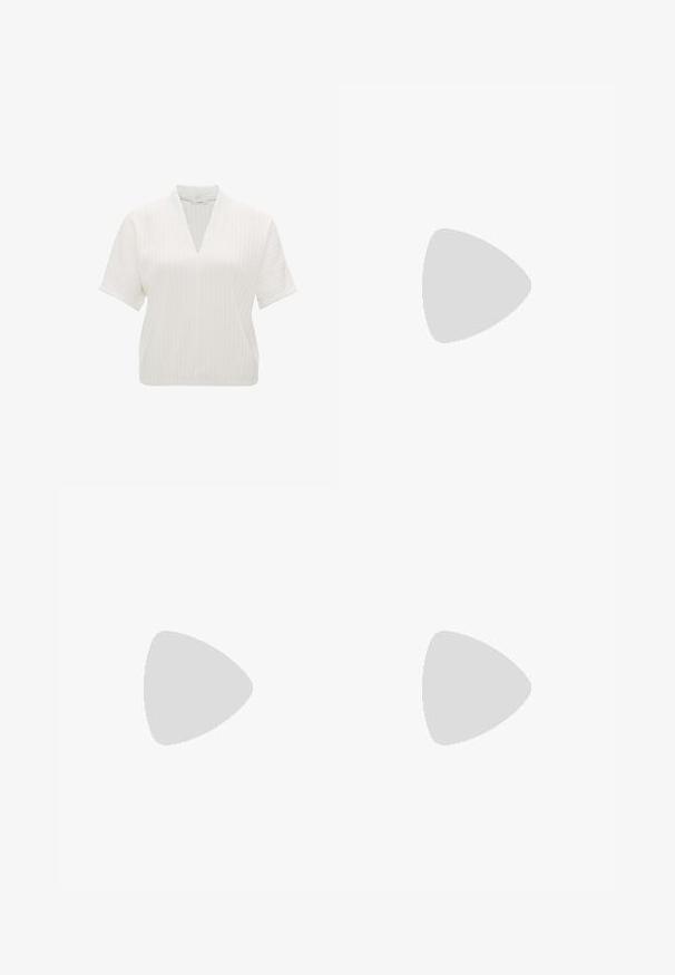 Top bianco a maniche corte con scollo a V, caratterizzato da un motivo testurizzato a righe e una vestibilità rilassata. Design semplice senza ulteriori accentuazioni.; Pantaloni corti bianchi in lino con un design sartoriale, davanti plissettato e aperture ampie sulla gamba. Tessuto morbido e lunghezza a metà coscia.; Stivale in pelle nera a metà polpaccio con tacco spesso e cinturino decorativo dotato di una fibbia circolare dorata su sfondo bianco.; Felpa grigia oversize con tasca a marsupio, abbinata a una gonna svasata blu navy. Accessorio: grande zaino giallo chiaro, di texture liscia.