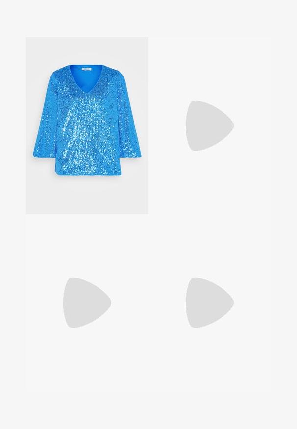 b.young BYSOLIA - Pluus - swedish blue; Laiad denimpüksid, millel on hele tume sinine gradiendiefekt, kõrge vöökoht, vöökumlid ja sobivast kangast vöö. Struktureeritud denimi viimistlus.; Hõbedased kõrge kontsaga sandaalid läikiva rihma disainiga, millel on pärlilaadne aktsent ja keerduv pahkluu rihm turvaliseks sobivuseks.; Hõbedane metallik käekott struktureeritud kujuga, millel on ülemine sang ja ettepoole suunatud paeladetail. Sile tekstuur, peegeldav viimistlus.