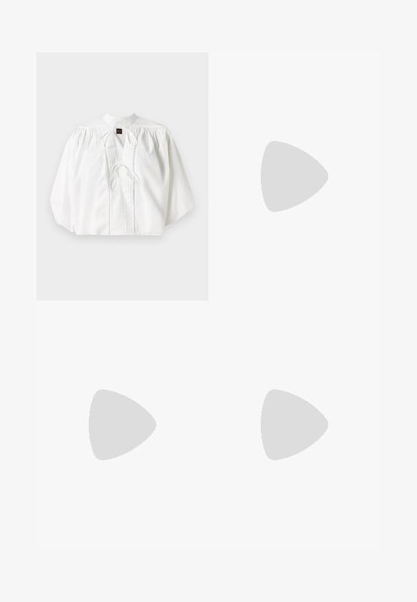 Bluză albă cu mâneci puff pliate, guler înalt, închidere prin legare în față și plissuri verticale, făcută dintr-un material ușor, cu textură.; Rochie neagră cu două rânduri de nasturi, cu mâneci scurte, revere din fâșie albă și nasturi negri. Potrivire croită, cu un design structurat.; Pantof cu toc înalt din piele neagră, cu vârf ascuțit, curea pentru gleznă și toc subțire. Textură netedă, cu un accent aurie la baza tocului.; Geantă de mână albă cu un design texturat, capitonat. Dispune de o curea subțire, detașabilă și un accent de hardware de culoare argintie în față.
