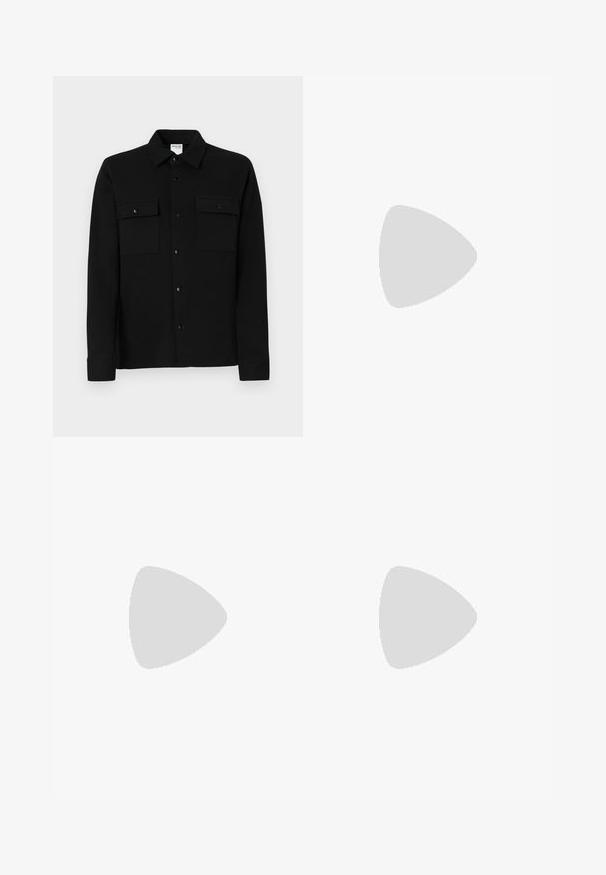 Czarna koszula zapinana na guziki z gładkiego materiału, posiadająca dwie kieszenie na piersi, kołnierzyk z ostrym końcem oraz mankiety zapinane na guziki. Prosty design z minimalnymi detalami.; Levi's® 565™ niebieski denim; Clarks Originals WALLABEE beżowy; Czarne prostokątne okulary przeciwsłoneczne z ciemnymi soczewkami, charakteryzujące się grubą oprawką, subtelnymi akcentami po bokach i brakiem widocznych logo poza nazwą marki.