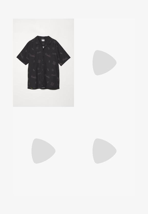 Ksubi KASH BOX RESORT - Chemise - black; Dickies 3 PACK - T-shirt basique - white; Neil Barrett JORDAN WAISTBAND WORKWEAR TROUSERS - Short - black; Sandale noire à deux brides avec boucles ajustables, semelle en liège et semelle extérieure en caoutchouc texturé. Présente un design plat et ouvert pour un enfilage facile.