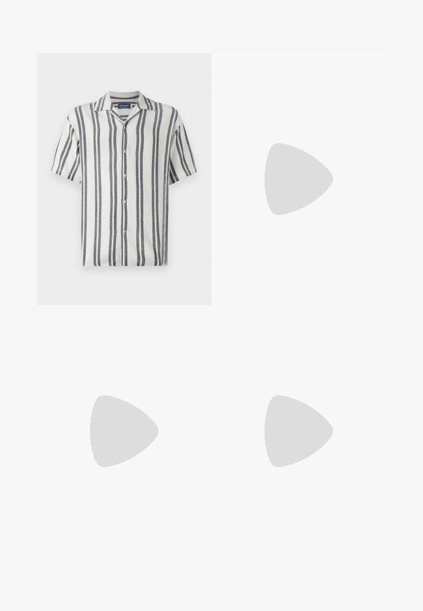 Camisa de manga corta hecha de tejido texturizado con rayas verticales en blanco y azul marino, que presenta un cuello con muesca y cierre de botones.; Dos camisetas de cuello redondo en negro y verde oliva, hechas de suave tela de algodón. El diseño es simple, con mangas cortas y corte recto.; Pantalones deportivos negros hechos de tejido texturizado, con una cinturilla ajustable, bolsillo lateral con cremallera y puños ajustados.; Zapatillas de cuero blancas con una suela gruesa color crema, acento en el talón azul marino y logo en el lado. Textura suave, diseño minimalista, con cierre de cordones.