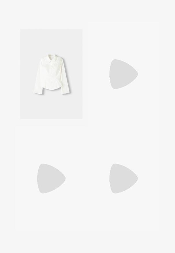 Witte blouse met een puntkraag, een gladde textuur, lange mouwen en een licht gebogen zoom. Bevat subtiele zijnaadjes.; Bershka WIDE - Broek - black; Bershka Sandalen met hoge hak - black; Zwarte laarzen in lakleer met een gebogen vorm, één schouderband, voorvakken en accenten in zilverkleurig metaal.