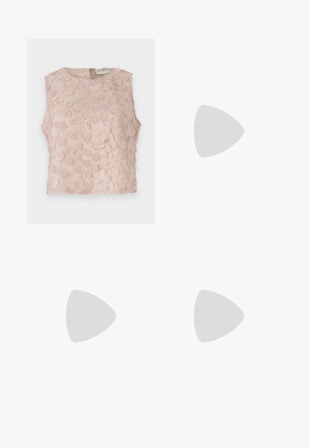 Top senza maniche di un rosa chiaro, presenta ricami floreali con accenti in rilievo, scollatura rotonda e chiusura con cerniera sul retro. Tessuto morbido e trasparente.; Pantaloni neri a gamba larga con texture liscia, fascetta strutturata in vita e pieghe frontali. Design minimalista senza hardware visibile.; Slingback eleganti in pelle verniciata nera con punta appuntita, cinturino alla caviglia regolabile e tacco quadrato moderato. Texture liscia con finitura lucida.; Borsa intrecciata marrone e gialla, con forma rettangolare, due cinghie per manico e una finitura testurizzata con cuciture visibili e un'etichetta del marchio.