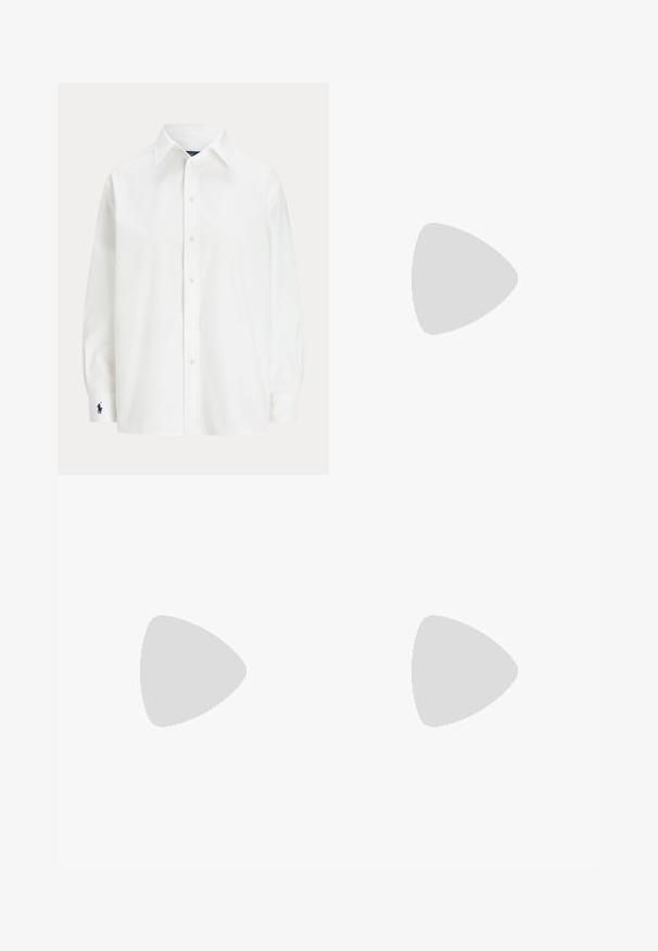 Camicia bianca con maniche lunghe, colletto classico e un piccolo logo blu sul polsino. Tessuto di cotone liscio, vestibilità strutturata.; Jeans a gamba larga in denim bianco sporco. Design a vita alta con chiusura a bottone, due tasche frontali e dettagli di cucitura a contrasto.; Tacco slingback a punta in ecopelle lucida effetto coccodrillo marrone scuro. Caratterizzato da un tacco geometrico in tonalità oro e da una cinghia alla caviglia regolabile.; Borsa a tracolla in pelle azzurro chiaro con dettagli in metallo oro, chiusura con zip e tasca frontale. Presenta un tracolla regolabile per maggiore comodità.