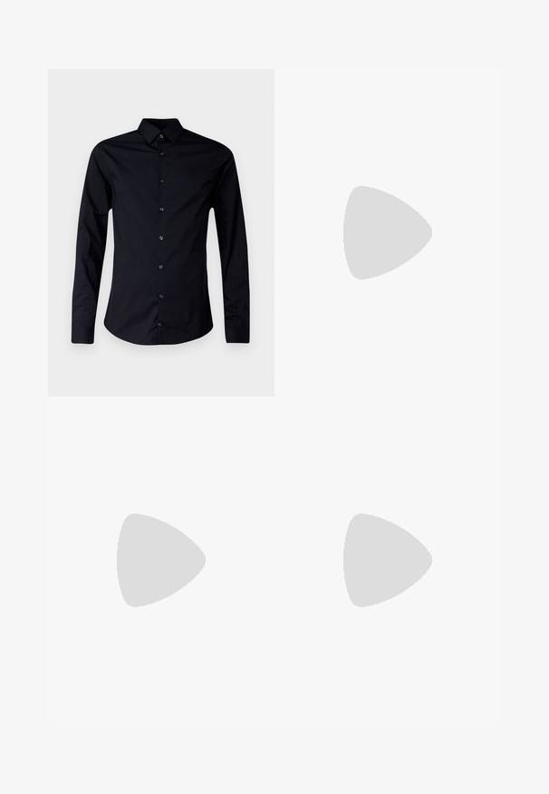 Svart långärmad skjorta i glatt tyg, med spetsig krage, knäppning fram och en figurnära design med böjd nederkant.; Grå skräddarsydda byxor i texturerat tyg, med två framvikningar och rak bendesign. Inga synliga fickor eller utsmyckningar.; Svart läderloafersko med rund tå, subtila sömnadsdetaljer och låg klack, med en jämn yta och minimalistisk design.; Svarta rektangulära solglasögon med mörka linser, tjock plastbåge, guldfinish på skalmarna och varumärkeslogotyp graverad på armen.
