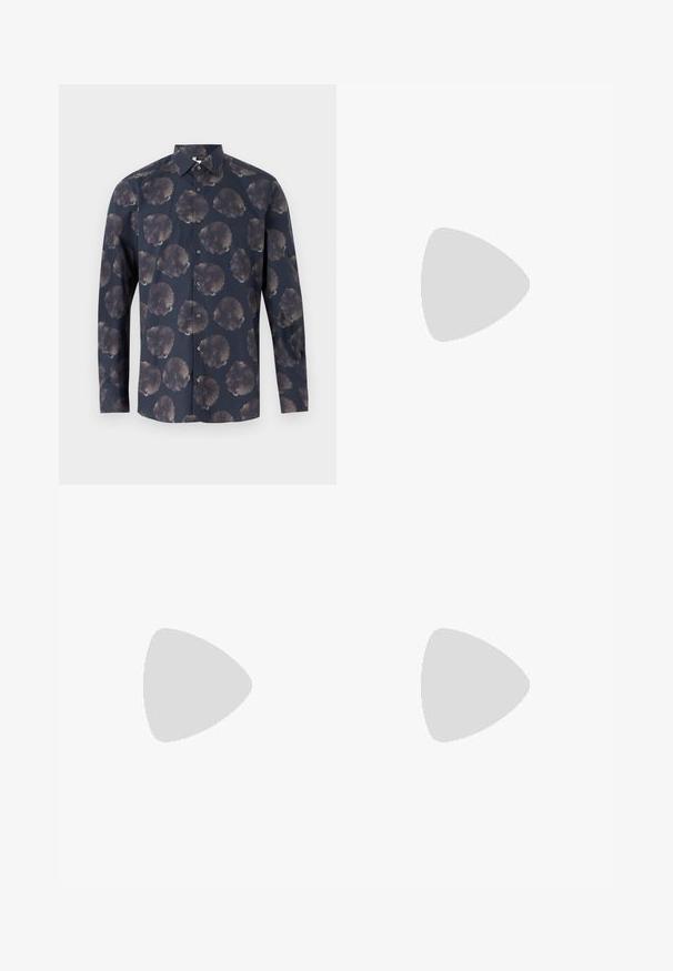 Cămașă cu mânecă lungă de culoare bleumarin închis, cu un model floral ce prezintă flori mari, estompate. Deschidere tip buton în față, cu guler clasic și textură de țesătură.; Cinci tricouri din bumbac cu mânecă scurtă în alb, gri deschis, gri închis, bleumarin și negru, cu un mic logo pe piept.; Jeans din denim albastru cu talie înaltă, design cu picior drept și finisaj tocit. Prezintă cinci buzunare și închidere cu nasture.; Tenis din piele maro cu talpă din cauciuc alb, vârf rotund și șireturi maronii. Textură de aderență pe talpă și finisaj neted pe partea superioară.