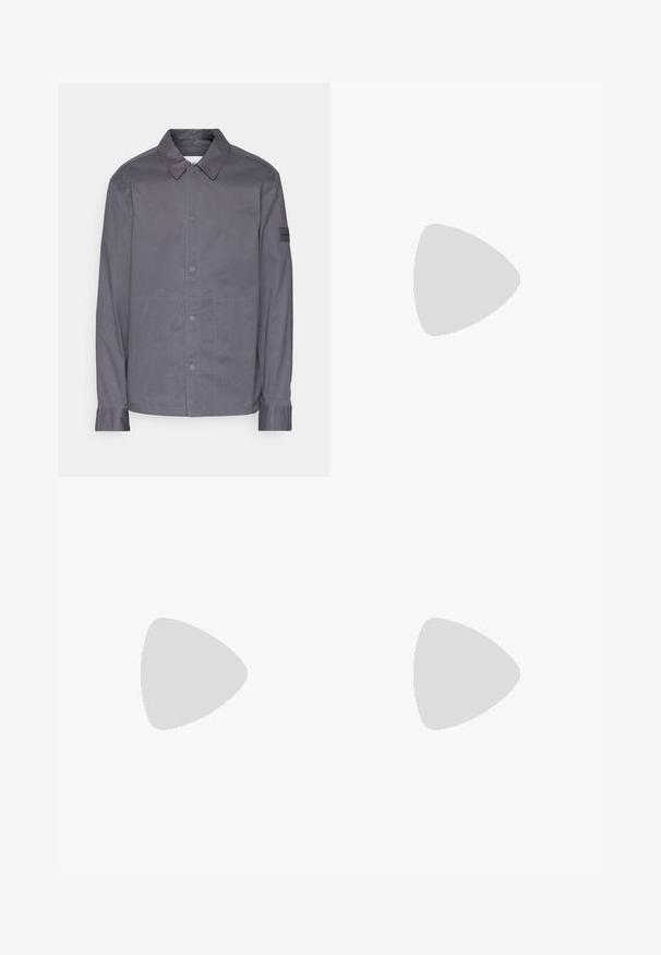 Calvin Klein MODERN OVERSHIRT - Camisa - iron gate; Polo de color azul marino hecho de algodón, con un cuello de dos botones, mangas cortas y un logo de cocodrilo bordado en verde en el pecho.; Jeans de mezclilla azul claro con un diseño de pierna recta, cierre de botón y cinco bolsillos. Desgaste visible en los muslos; detalles cosidos en naranja.; Zapatillas de cuero blancas con superposiciones texturizadas, un acento azul claro y una suela de goma. Los cordones son blancos; las costuras son visibles en el puño.