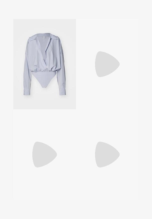 Norma Kamali SUPER OVERSIZED BOYFRIEND BODYSUIT - Blouse - misty blue; Pantalon noir en tissu lisse avec taille haute, jambes larges, plis à l'avant et passants de ceinture classiques. Pas de poches latérales visibles.; Escarpin slingback en vernis noir avec un bout pointu, présentant un imprimé serpent texturé, une sangle réglable et un petit talon bloc texturé.; Sac en cuir noir porté en travers avec deux poches avant, boucles dorées, fermeture zippée et une sangle fine. Surface texturée et forme rectangulaire compacte.