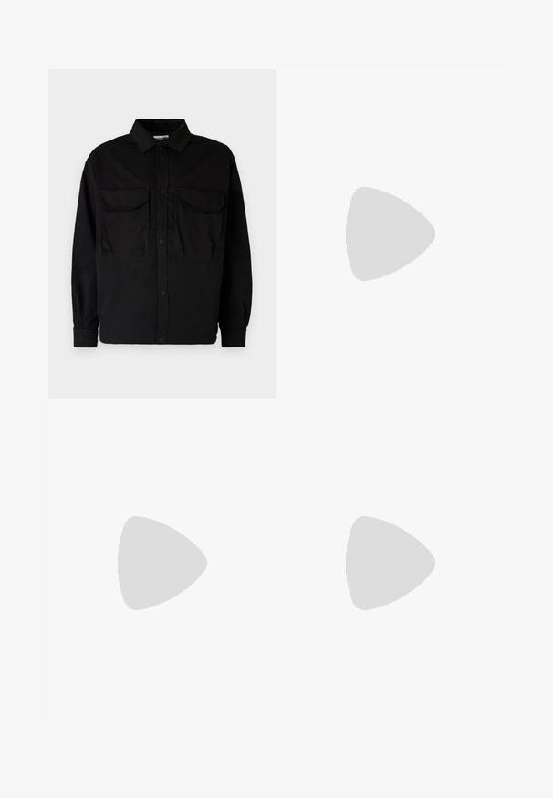 Jack & Jones JCOHELVETICA PARACHUTE OVERSHIRT - Camicia - black; Jeans in denim nero con una vestibilità a gamba dritta, stile a cinque tasche e accessori in metallo con dettagli in rame. Texture liscia e vita media.; Sneaker bianche in pelle con finitura liscia, punta arrotondata, lacci piatti e suola texturizzata. Accento in suede grigio sul tallone.; Occhiali da sole con lenti rettangolari di colore grigio scuro, montatura in metallo argentato e punte nere in plastica sulle asticelle. Design leggero con cuscinetti per il naso.