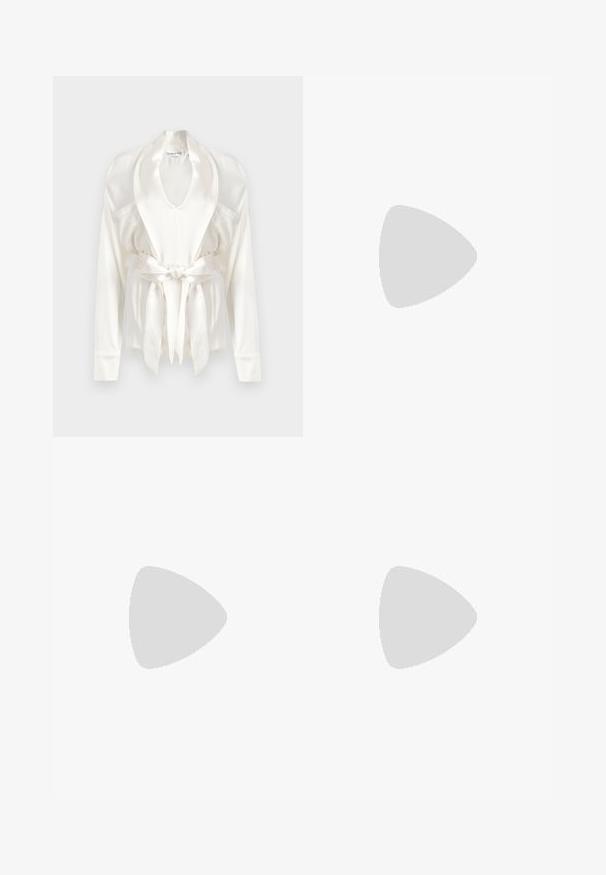 Raso bianco con colletto a scialle, maniche lunghe e cintura in vita. Tessuto liscio con una leggera lucentezza e tasche laterali.; Pantaloni in pelle nera a gamba larga con tasche frontali e chiusura a bottone. Il materiale è morbido con una leggera lucentezza e dettagli di cucitura visibili.; Tacchi slingback in pelle nera con punta affusolata, sottile cinturino alla caviglia e tacco a spillo. Presenta un dettaglio annodato sulla tomaia.; Borsa tote in pelle marrone scuro con due manici e cuciture a pannelli geometrici, con testo del marchio in piccolo oro vicino al centro inferiore.