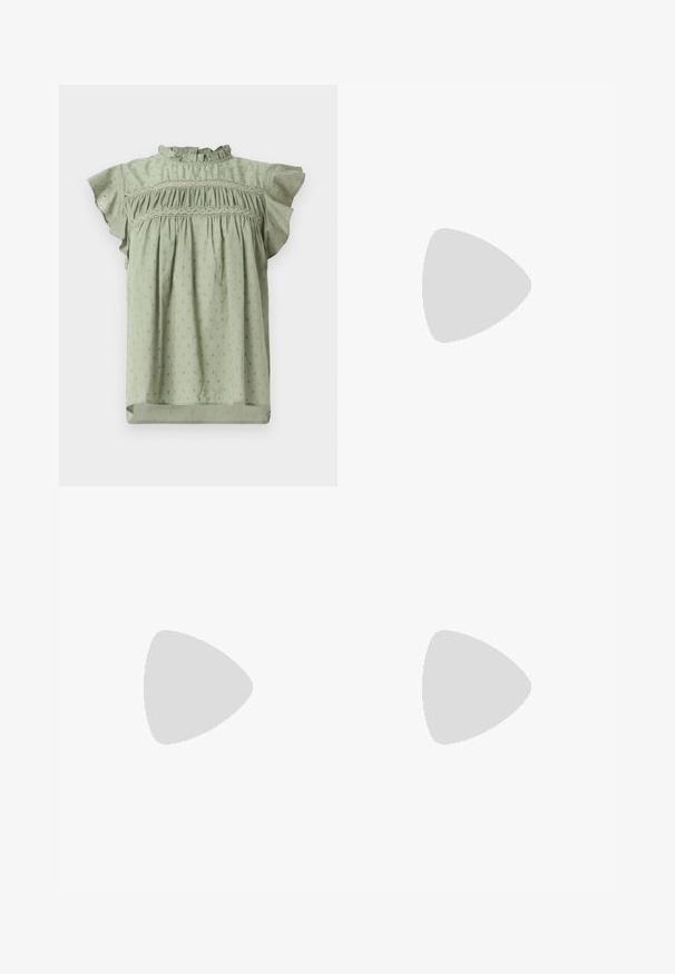 Bluză verde deschis cu mâneci scurte cu volan, trunchi smockat și un model floral subtil, repetat. Fabricată dintr-un material ușor.; Pantaloni scurți khaki cu pliseuri, prezentând un curea lată țesută de culoare bej și o cataramă rectangulară decorată cu mici accente albe.; Mocasini din piele neagră cu fundiță legată, având accente aurii sub formă de ochiuri pe laterale și o talpă plată din cauciuc. Textură netedă, design clasic.; Geantă din faux leather neagră cu textură de crocodil, cu partea superioară strânsă și o curea mototolită. Pare moale și compactă ca design.