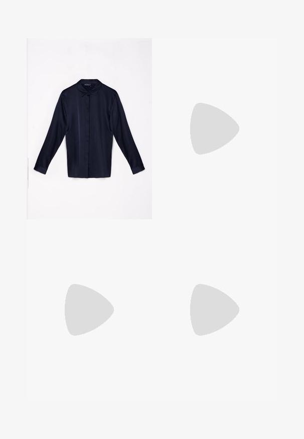 Chemise à manches longues bleu marine foncé en tissu lisse, avec un col classique, une fermeture à boutons à l'avant et des poignets à boutons.; Pantalons larges noirs en tissu lisse, dotés de plis avant, d'une taille plate à l'avant avec deux fermetures à pression et d'un design minimaliste.; Sandales à talons hauts beiges au design minimaliste, dotées de deux accents circulaires et d'un talon épais. Fabriquées en cuir lisse.; Sac à main en cuir marron avec une forme structurée, une poignée supérieure, des accessoires en métal doré et un accent de logo sur le devant. Texture lisse.