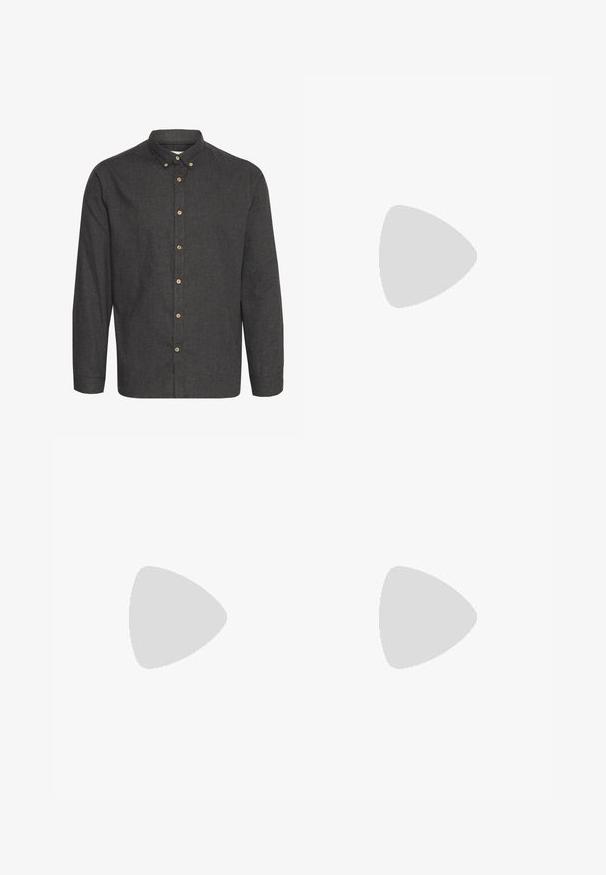 Dunkelgrauhe Hemd mit Knöpfen aus strukturiertem Stoff, langen Ärmeln, einem Kragen und braunen Knöpfen entlang der Vorderseite.; Schwarzes Baumwoll-T-Shirt mit kurzen Ärmeln, Rundhalsausschnitt und Druck auf der linken Brustseite in weißem und goldenem Text, mit einem entspannten Schnitt.; Herren gerade geschnittene schwarze Jeans aus Denim mit fünf Taschen und orangefarbenen Nähten, Knopf- und Reißverschluss vorne am Bund.; Bordeauxfarbener Kapuzenpullover mit "GAP" und "TIMES SQUARE" in Creme aufgedruckt, kombiniert mit navyblauen gestreiften Hosen und navyblauen Sneakern mit weißen Akzenten.